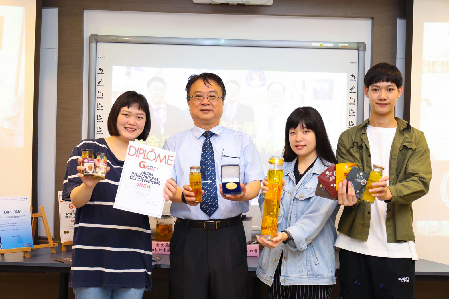 國際發明展鍍三金的黃金蟲草產品，中華大學準備開賣-中華大學