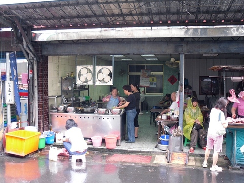 [吃食]德正街米粉湯~藏在市場裡的在地小吃老店-市場小吃