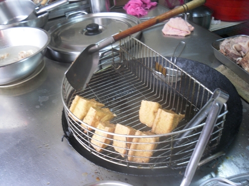 [吃食]德正街米粉湯~藏在市場裡的在地小吃老店-市場小吃