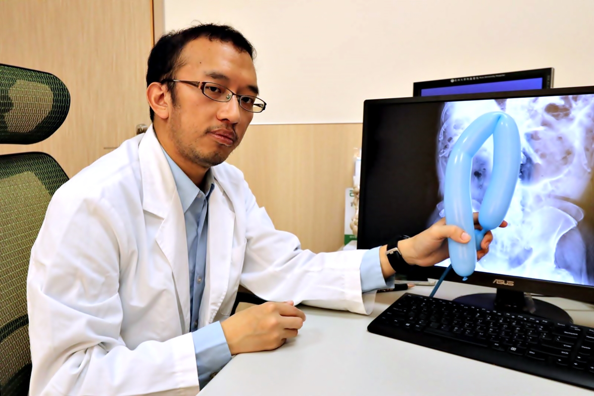 腸子也會打結？老翁乙狀腸扭轉險穿孔「痛到連屁都放不出來」-亞洲大學附屬醫院