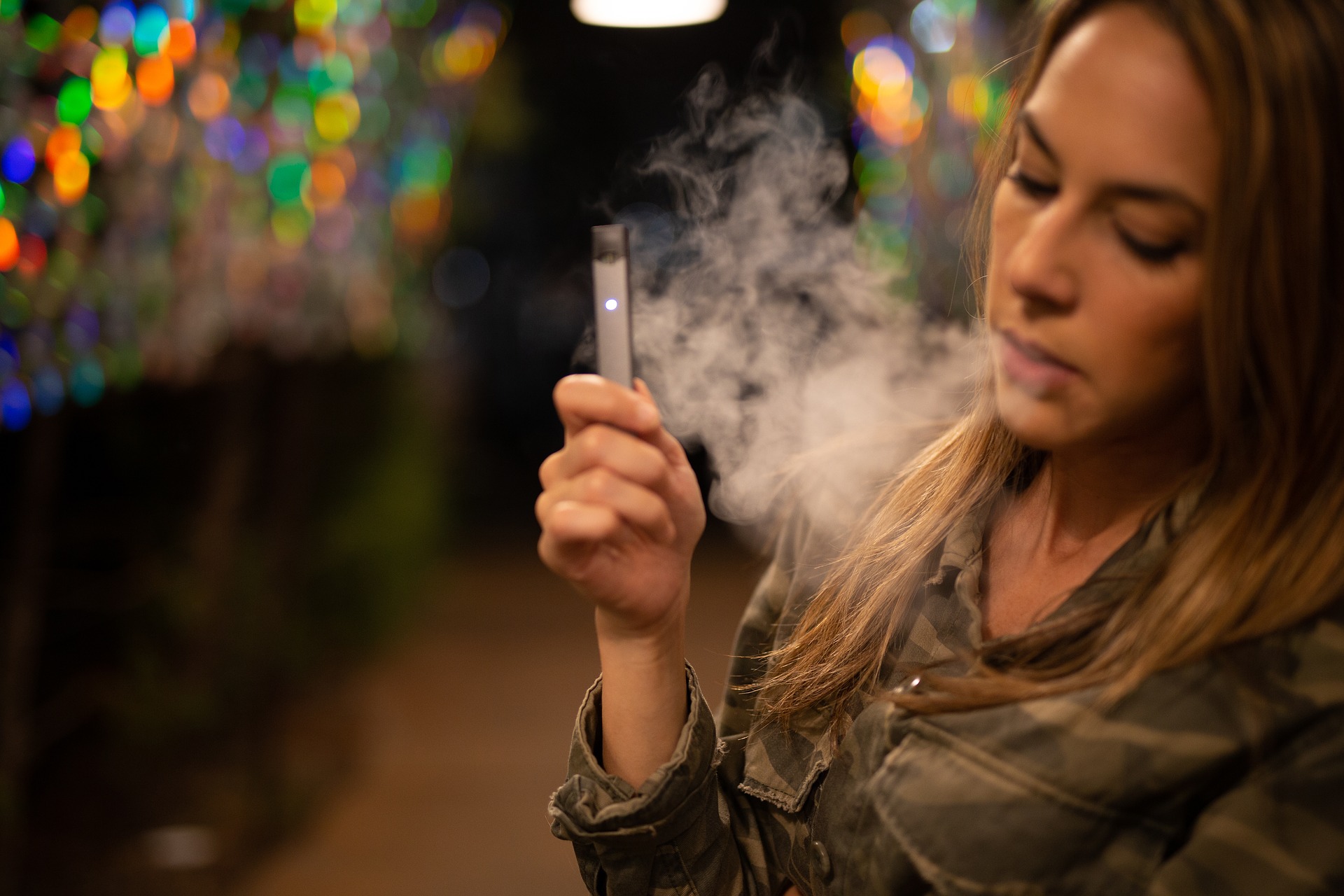 加味菸危害青少年「每10人就4人吸」女生使用率高於男生，花果、焦糖味是成癮幫凶！-加味菸
