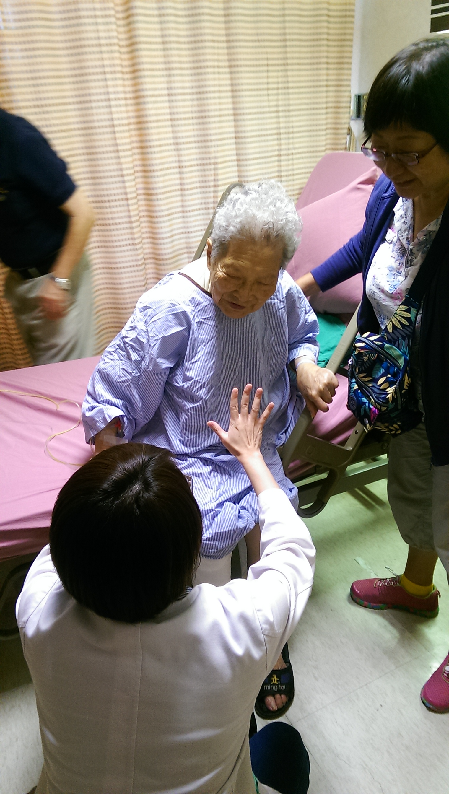 「勇者」我的母親97高齡接受置換人工膝關節手術記-人工膝關節