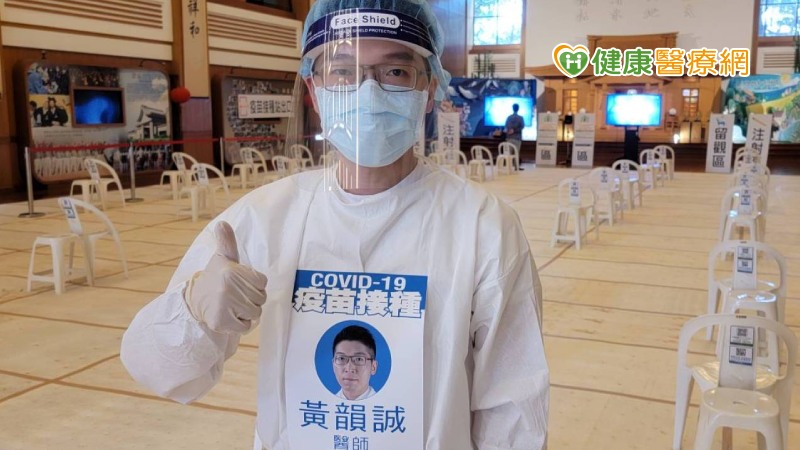 醫師照片放大貼胸前 長者打疫苗好安心