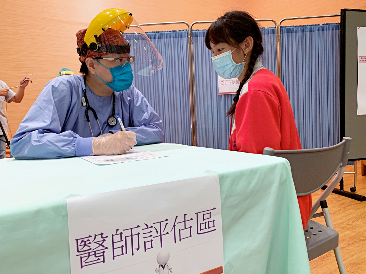 門諾護理師出妙招！愛的抱抱、講笑話 讓同學打疫苗不暈針-BNT疫苗