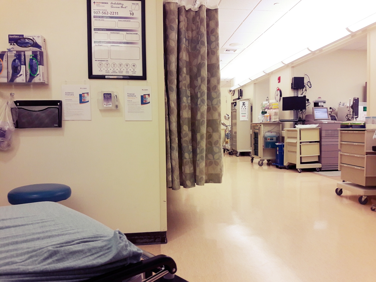 夜班的ER護理師：寧願坐在電腦前面「度估」，也絕對不睡急救室的床-OHCA (到院前死亡) 