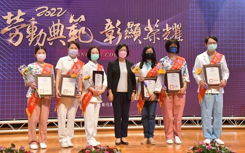 彰基內科ICU護理師與8位防疫醫事人員首獲表揚「模範勞工」 -內科加護病房