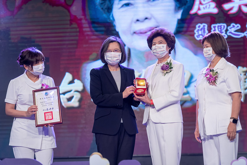 慶祝「國際護師節」總統傳光並肯定前線護理人員：是守護人民健康的英雄-台灣護理典範獎