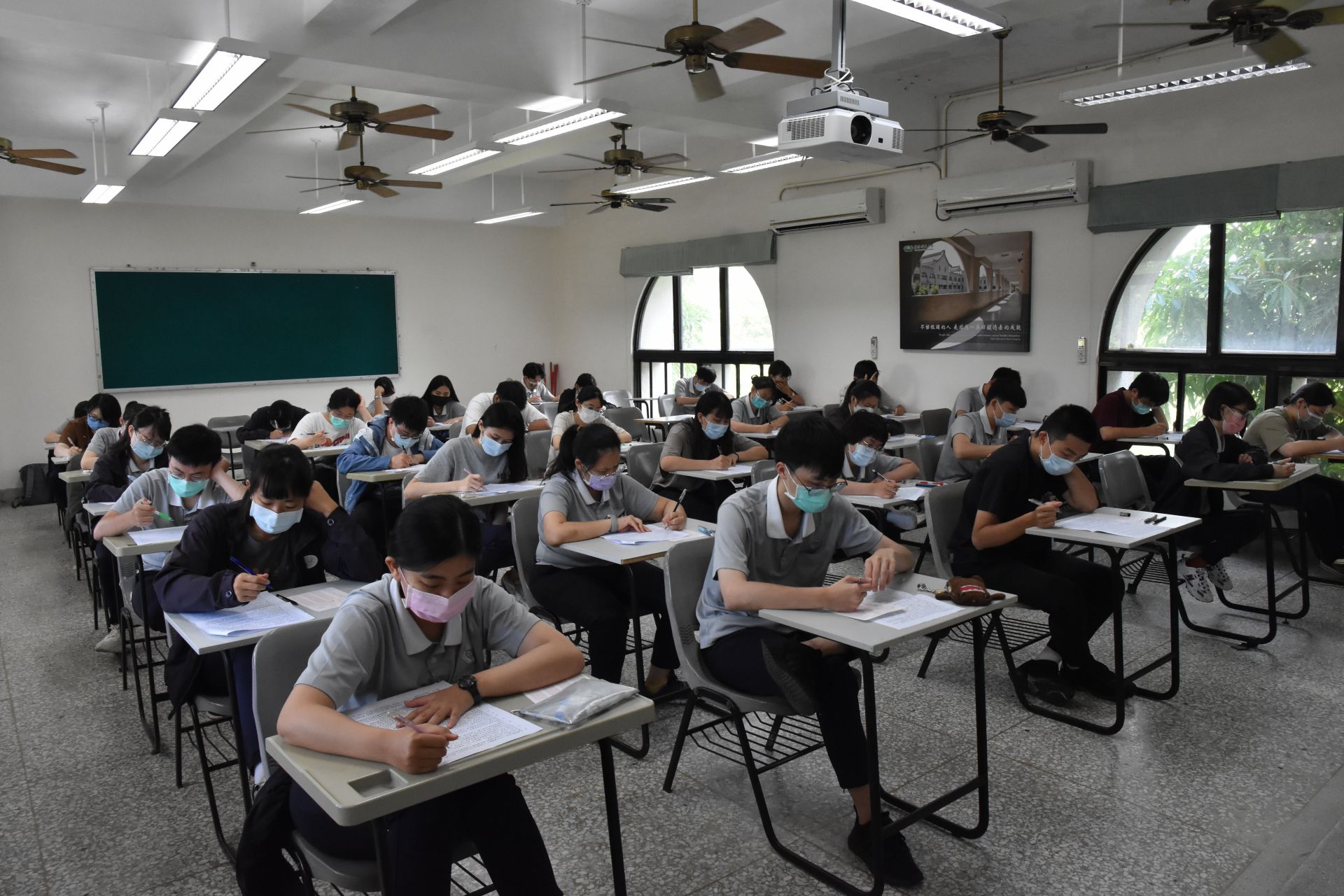 免費考照輔導 慈科大護理＋醫放畢業生拼國考-國考考古題