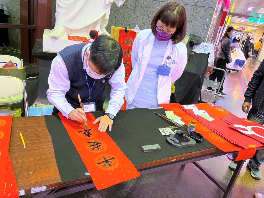 門諾護理師大筆揮毫寫春聯　義賣15萬元助護理培育-台北馬偕醫護專校