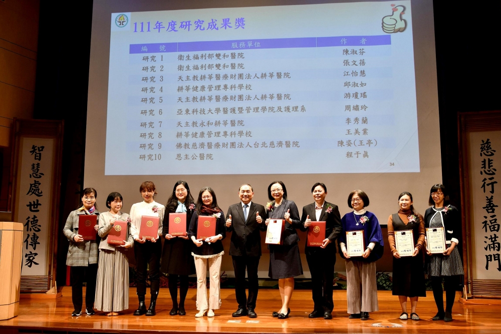 新北護理師1人顧190市民！侯友宜藉頒發護理研究成果獎，向白衣天使致謝-COVID-19
