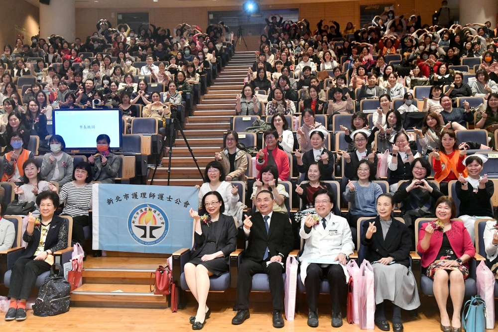 新北護理師1人顧190市民！侯友宜藉頒發護理研究成果獎，向白衣天使致謝-COVID-19