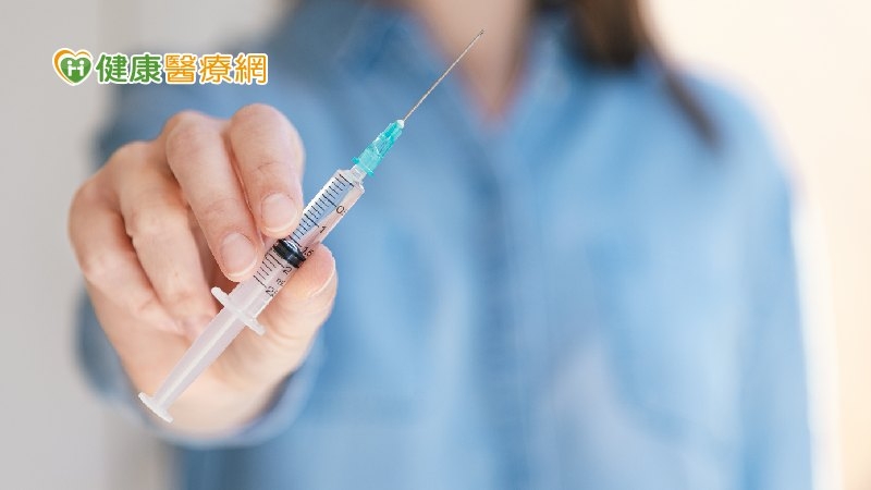打針、抽血前必看！了解「暈針」原因及預防方法 別再臉色發白、暈倒-何國維醫師
