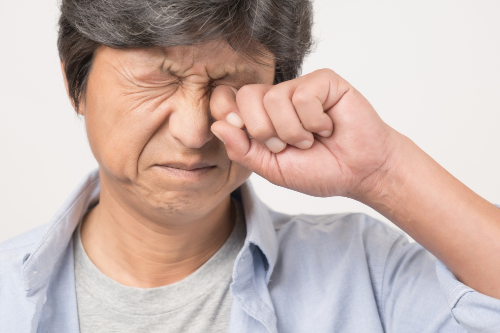 眼睛乾澀、容易疲勞，先確定乾眼症分類，才能選擇正確治療，眼科醫師圖文解說-人工淚液