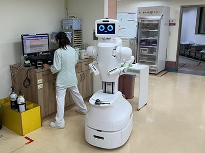 鴻海AI護理機器人2026年問世！未來照護靠它行不行？-AI