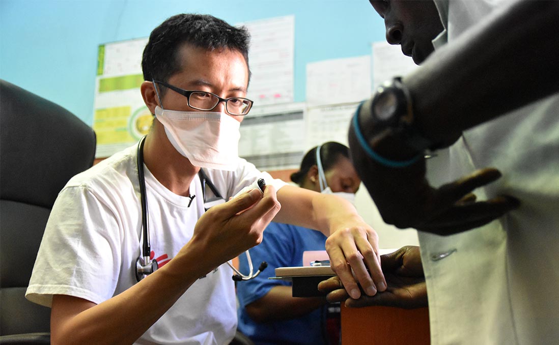 从台大医院到史瓦济兰的挑战,无国界医生黄崧溪:「在这里,得靠自己的一双手找出问题」- 医疗护理 - 医护专区|网罗各大医药及医美等护理相关最新职缺及徵才讯息 都在1111医护专区