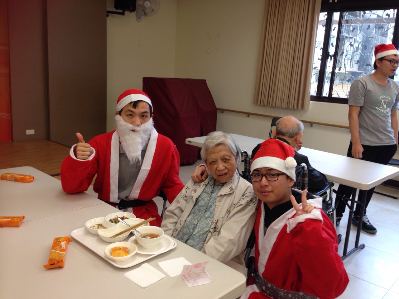 嘉藥保健營養系學生製作養生聖誕大餐 與長者同樂-聖誕節