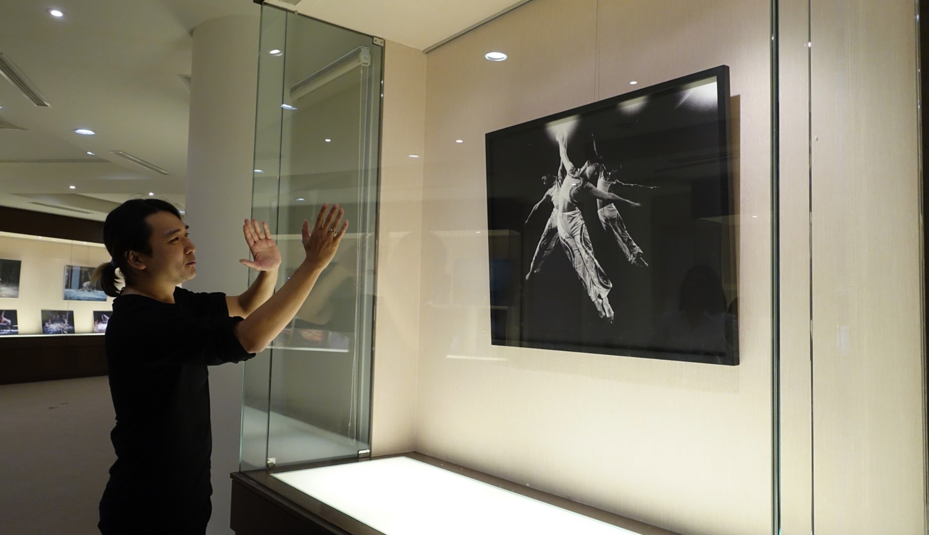 劉人豪劇場影像紀錄展於崑山科大展出 帶領學子體驗「剎那即永恆」-空間設計