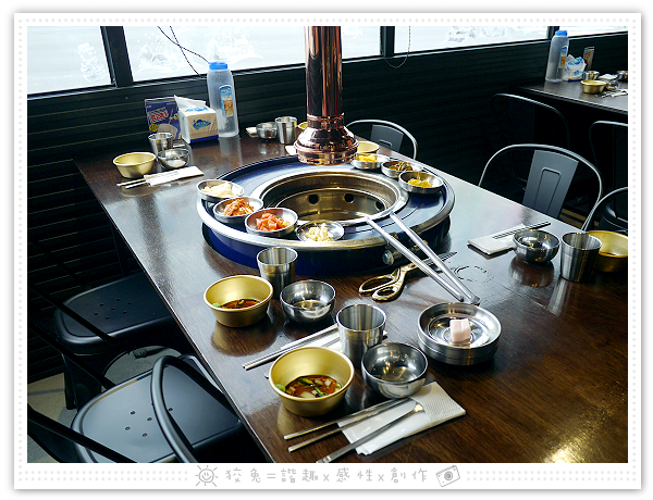 [台南食記] 燒出名堂~汽油桶韓式燒肉！多種小菜無限供應&桌邊烤肉服務！牛豬雙人套餐、明太子石鍋拌飯、都教授炸雞！