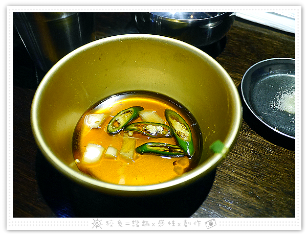 [台南食記] 燒出名堂~汽油桶韓式燒肉！多種小菜無限供應&桌邊烤肉服務！牛豬雙人套餐、明太子石鍋拌飯、都教授炸雞！