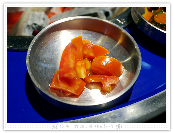 [台南食記] 燒出名堂~汽油桶韓式燒肉！多種小菜無限供應&桌邊烤肉服務！牛豬雙人套餐、明太子石鍋拌飯、都教授炸雞！