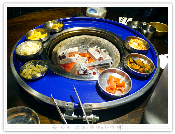 [台南食記] 燒出名堂~汽油桶韓式燒肉！多種小菜無限供應&桌邊烤肉服務！牛豬雙人套餐、明太子石鍋拌飯、都教授炸雞！