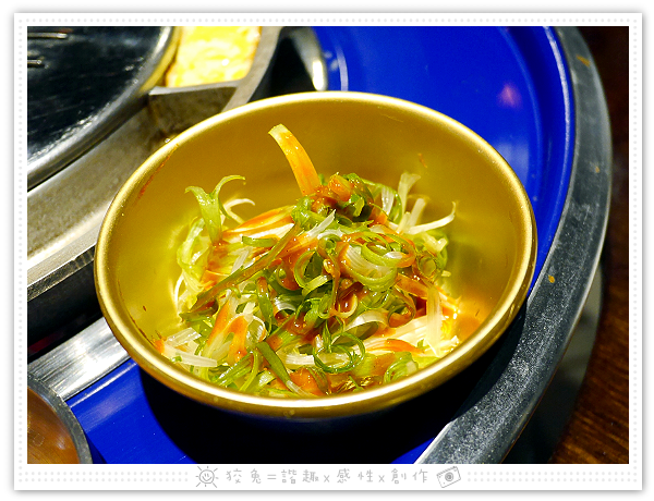 [台南食記] 燒出名堂~汽油桶韓式燒肉！多種小菜無限供應&桌邊烤肉服務！牛豬雙人套餐、明太子石鍋拌飯、都教授炸雞！
