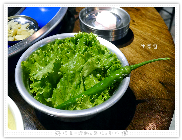 [台南食記] 燒出名堂~汽油桶韓式燒肉！多種小菜無限供應&桌邊烤肉服務！牛豬雙人套餐、明太子石鍋拌飯、都教授炸雞！