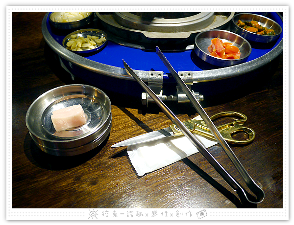 [台南食記] 燒出名堂~汽油桶韓式燒肉！多種小菜無限供應&桌邊烤肉服務！牛豬雙人套餐、明太子石鍋拌飯、都教授炸雞！