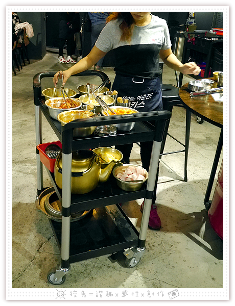 [台南食記] 燒出名堂~汽油桶韓式燒肉！多種小菜無限供應&桌邊烤肉服務！牛豬雙人套餐、明太子石鍋拌飯、都教授炸雞！