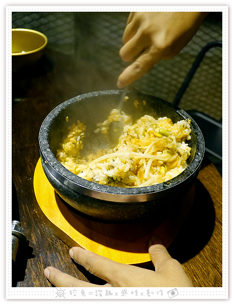 [台南食記] 燒出名堂~汽油桶韓式燒肉！多種小菜無限供應&桌邊烤肉服務！牛豬雙人套餐、明太子石鍋拌飯、都教授炸雞！