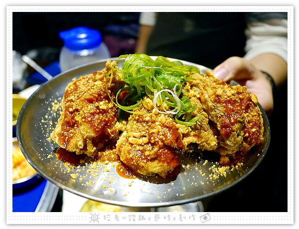 [台南食記] 燒出名堂~汽油桶韓式燒肉！多種小菜無限供應&桌邊烤肉服務！牛豬雙人套餐、明太子石鍋拌飯、都教授炸雞！