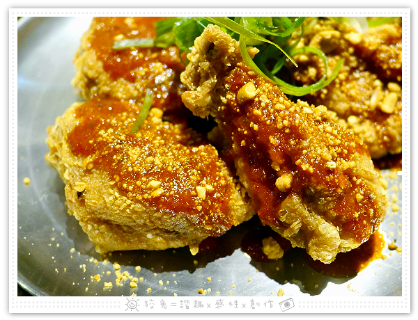 [台南食記] 燒出名堂~汽油桶韓式燒肉！多種小菜無限供應&桌邊烤肉服務！牛豬雙人套餐、明太子石鍋拌飯、都教授炸雞！