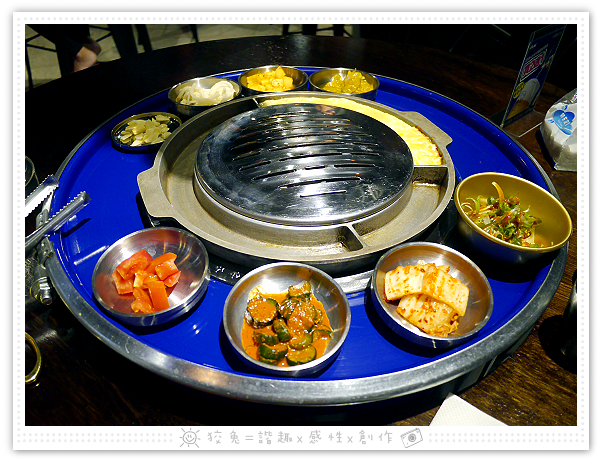 [台南食記] 燒出名堂~汽油桶韓式燒肉！多種小菜無限供應&桌邊烤肉服務！牛豬雙人套餐、明太子石鍋拌飯、都教授炸雞！