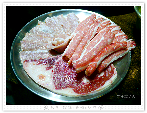 [台南食記] 燒出名堂~汽油桶韓式燒肉！多種小菜無限供應&桌邊烤肉服務！牛豬雙人套餐、明太子石鍋拌飯、都教授炸雞！