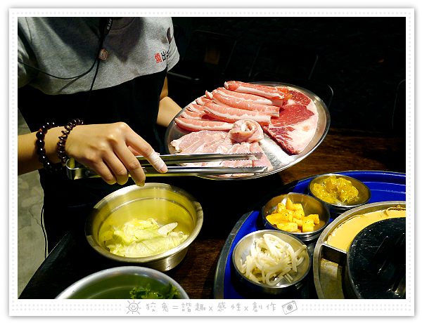 [台南食記] 燒出名堂~汽油桶韓式燒肉！多種小菜無限供應&桌邊烤肉服務！牛豬雙人套餐、明太子石鍋拌飯、都教授炸雞！