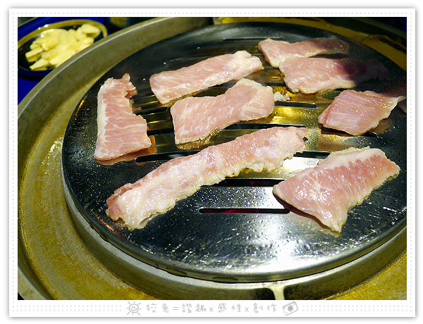 [台南食記] 燒出名堂~汽油桶韓式燒肉！多種小菜無限供應&桌邊烤肉服務！牛豬雙人套餐、明太子石鍋拌飯、都教授炸雞！