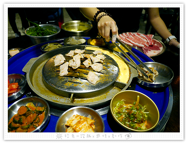 [台南食記] 燒出名堂~汽油桶韓式燒肉！多種小菜無限供應&桌邊烤肉服務！牛豬雙人套餐、明太子石鍋拌飯、都教授炸雞！