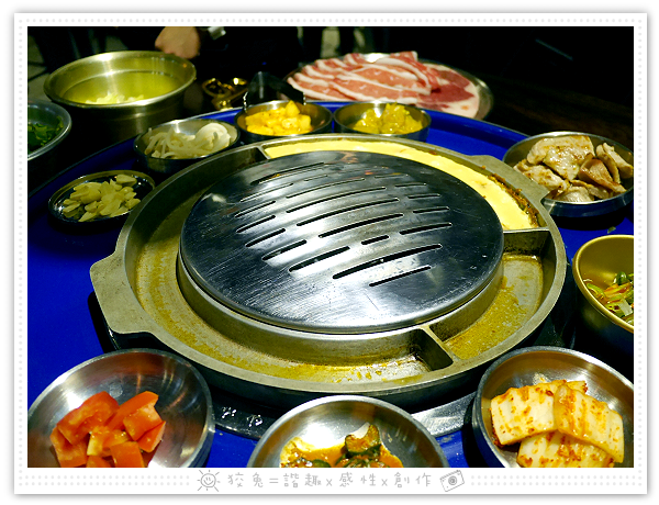 [台南食記] 燒出名堂~汽油桶韓式燒肉！多種小菜無限供應&桌邊烤肉服務！牛豬雙人套餐、明太子石鍋拌飯、都教授炸雞！