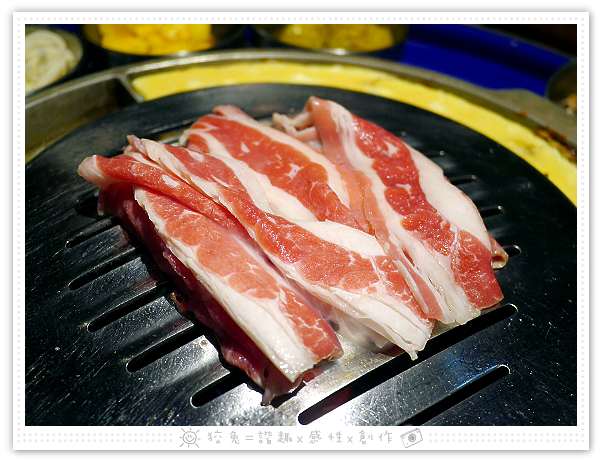 [台南食記] 燒出名堂~汽油桶韓式燒肉！多種小菜無限供應&桌邊烤肉服務！牛豬雙人套餐、明太子石鍋拌飯、都教授炸雞！