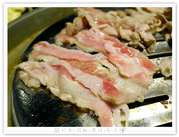 [台南食記] 燒出名堂~汽油桶韓式燒肉！多種小菜無限供應&桌邊烤肉服務！牛豬雙人套餐、明太子石鍋拌飯、都教授炸雞！