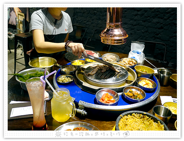 [台南食記] 燒出名堂~汽油桶韓式燒肉！多種小菜無限供應&桌邊烤肉服務！牛豬雙人套餐、明太子石鍋拌飯、都教授炸雞！