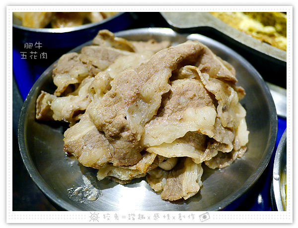 [台南食記] 燒出名堂~汽油桶韓式燒肉！多種小菜無限供應&桌邊烤肉服務！牛豬雙人套餐、明太子石鍋拌飯、都教授炸雞！