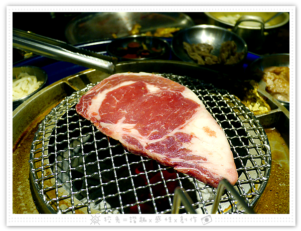 [台南食記] 燒出名堂~汽油桶韓式燒肉！多種小菜無限供應&桌邊烤肉服務！牛豬雙人套餐、明太子石鍋拌飯、都教授炸雞！