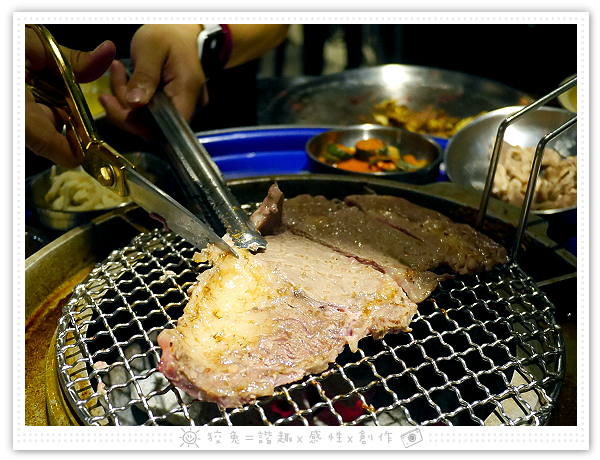 [台南食記] 燒出名堂~汽油桶韓式燒肉！多種小菜無限供應&桌邊烤肉服務！牛豬雙人套餐、明太子石鍋拌飯、都教授炸雞！