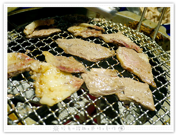 [台南食記] 燒出名堂~汽油桶韓式燒肉！多種小菜無限供應&桌邊烤肉服務！牛豬雙人套餐、明太子石鍋拌飯、都教授炸雞！