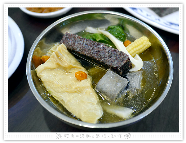 [台南食記] 食紳枸尾雞~清純系溫補火鍋新選擇！