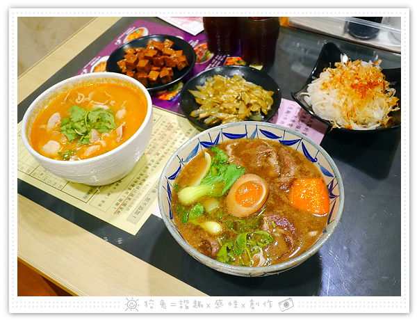 [台南食記] 桃花源牛肉麵館~五點才剛開門就高朋滿座！老饕必嚐的御品牛肉麵&泡菜豬肉麵！