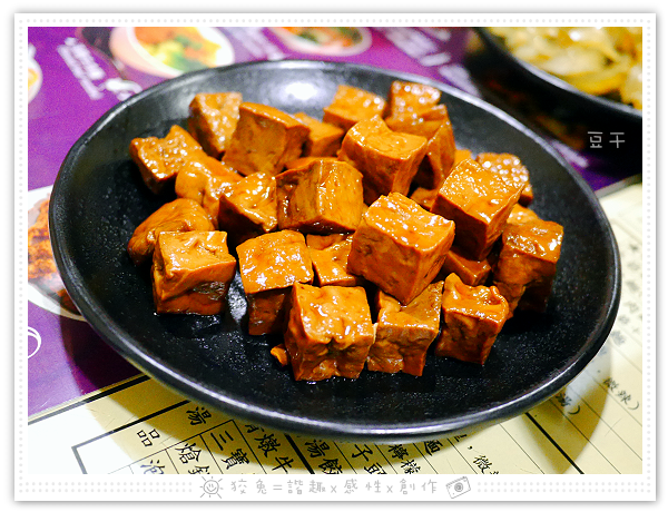[台南食記] 桃花源牛肉麵館~五點才剛開門就高朋滿座！老饕必嚐的御品牛肉麵&泡菜豬肉麵！