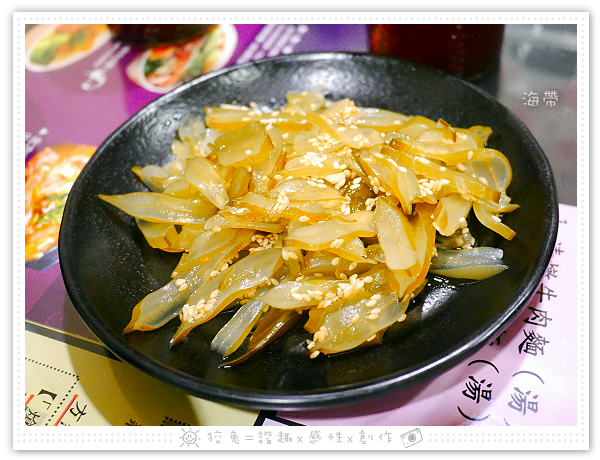 [台南食記] 桃花源牛肉麵館~五點才剛開門就高朋滿座！老饕必嚐的御品牛肉麵&泡菜豬肉麵！