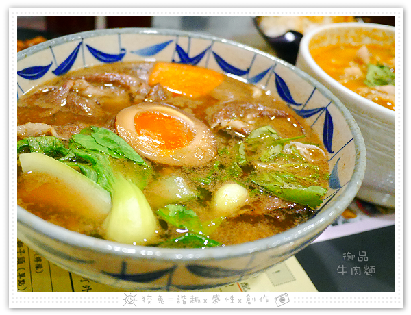 [台南食記] 桃花源牛肉麵館~五點才剛開門就高朋滿座！老饕必嚐的御品牛肉麵&泡菜豬肉麵！